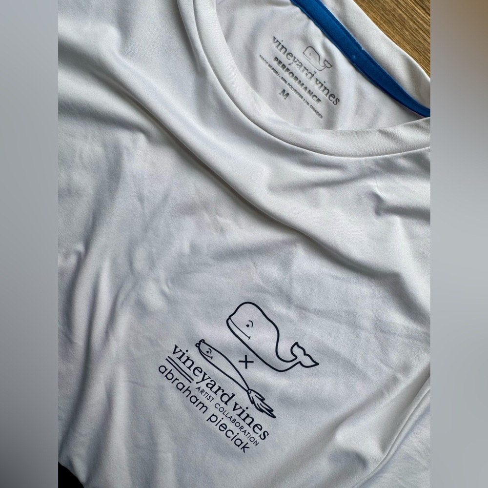 VINEYARD VINES Performance Shirt ABRAHAM PIECIAK Martha’s Vineyard Whale Tail M - Picture 3 of 4